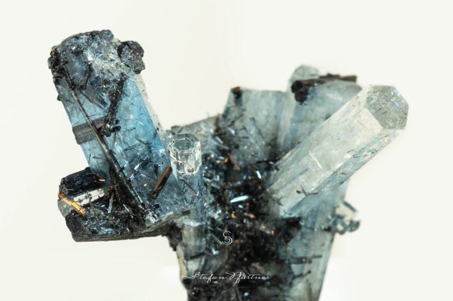 Aquamarin mit Schörl Makroaufnahme